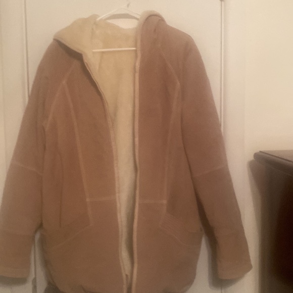 This is a leather and fur coat - Picture 3 of 6